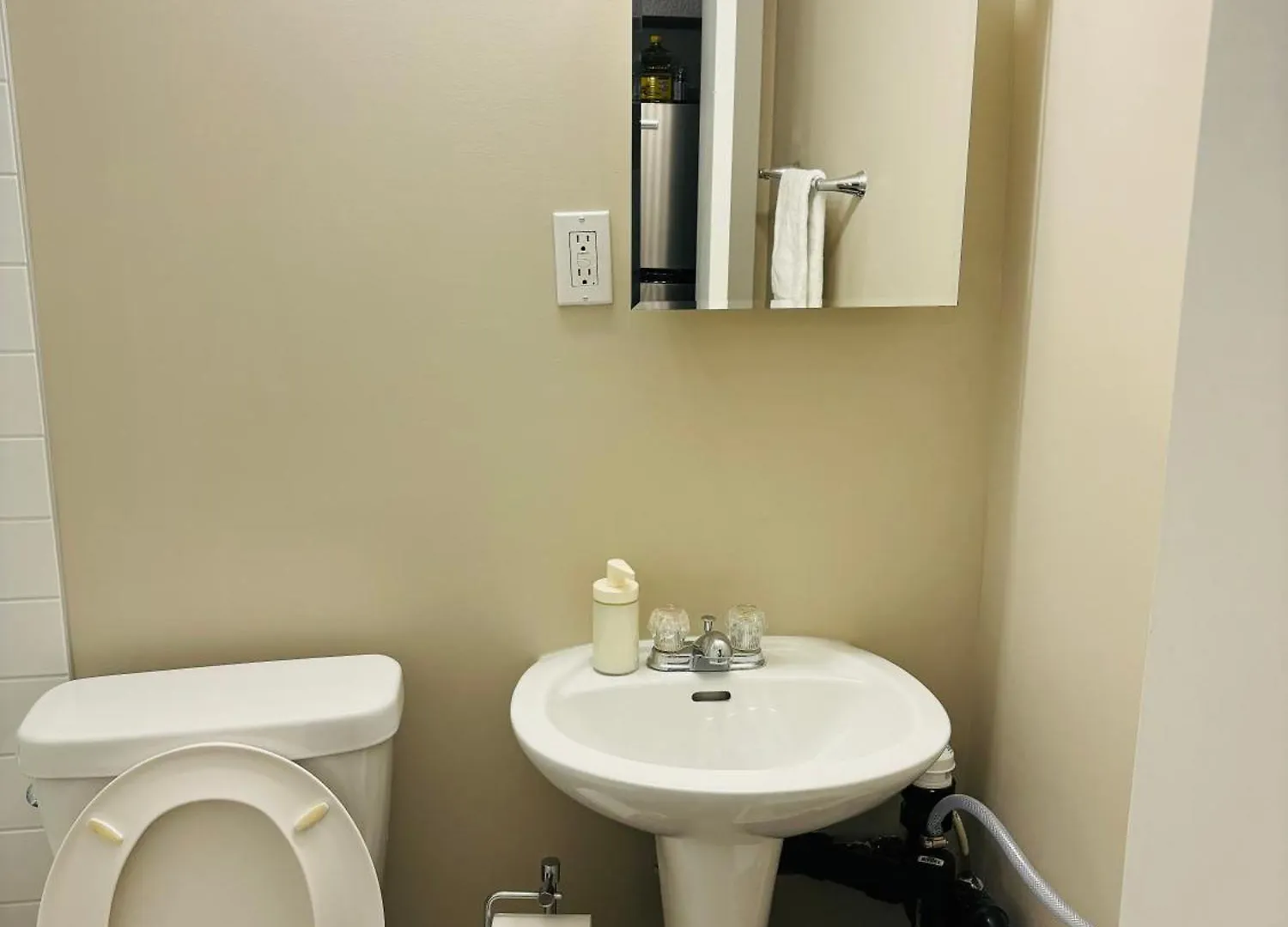 YYC Walkout Basement Suite With Free Street Parking דירה