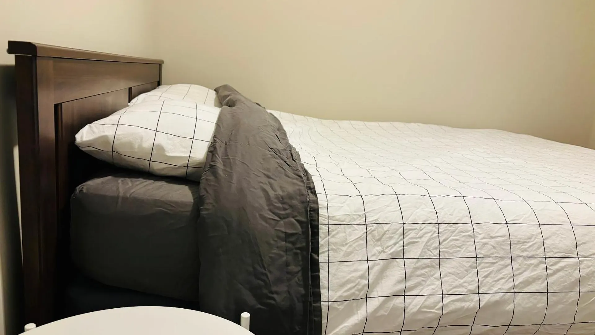 YYC Walkout Basement Suite With Free Street Parking 0*,