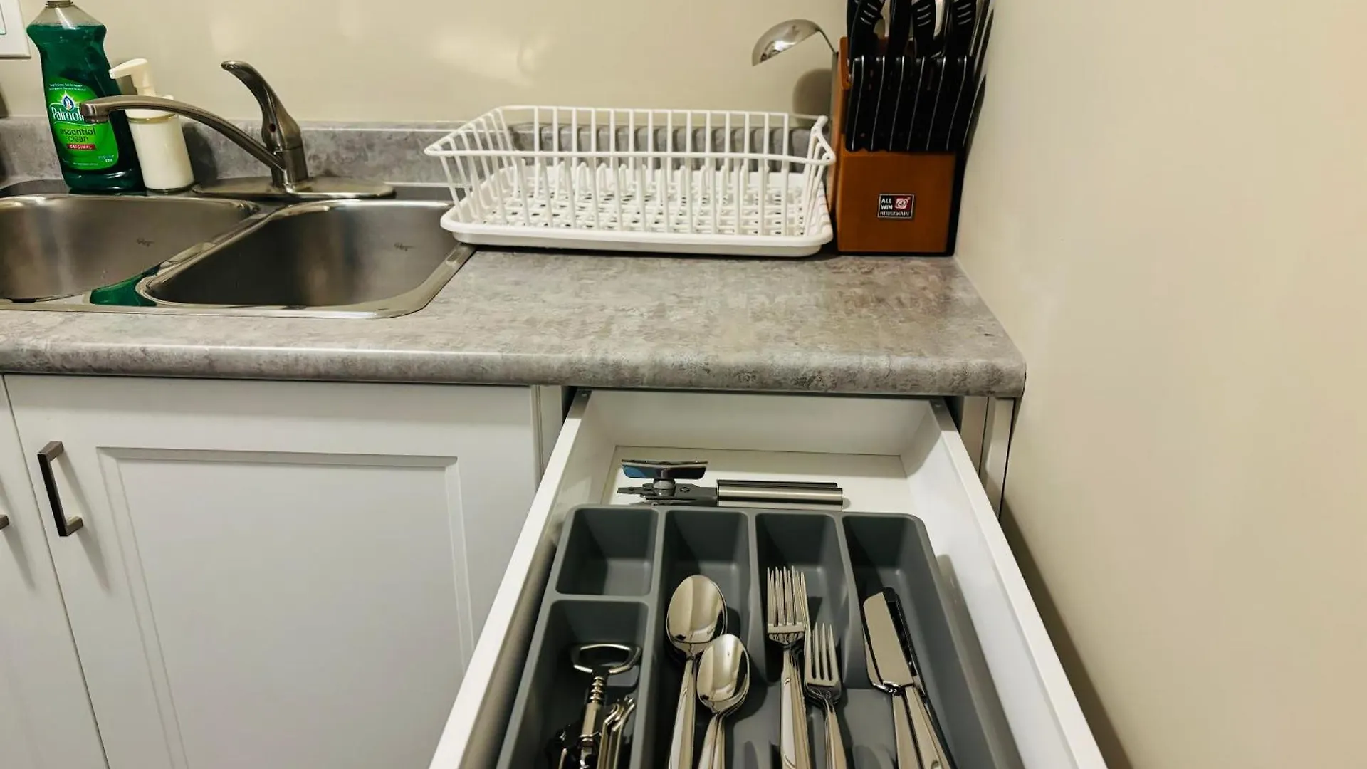 דירה YYC Walkout Basement Suite With Free Street Parking קנדה