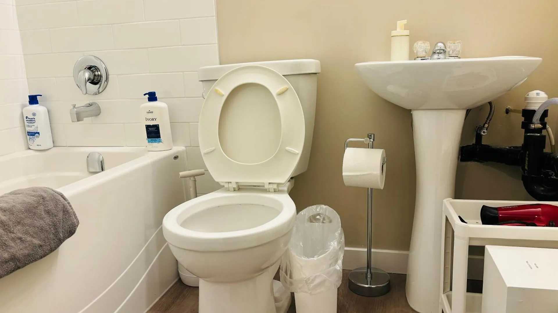 YYC Walkout Basement Suite With Free Street Parking
