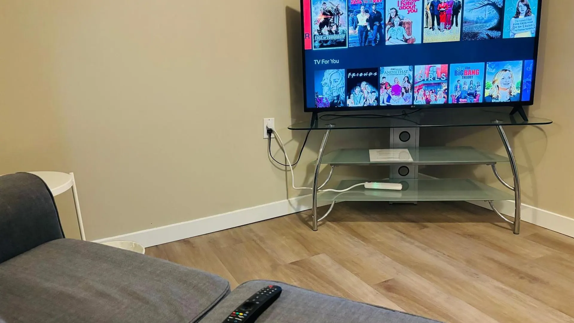 הקונטקטים של Walkout Basement Suite With Free Street Parking