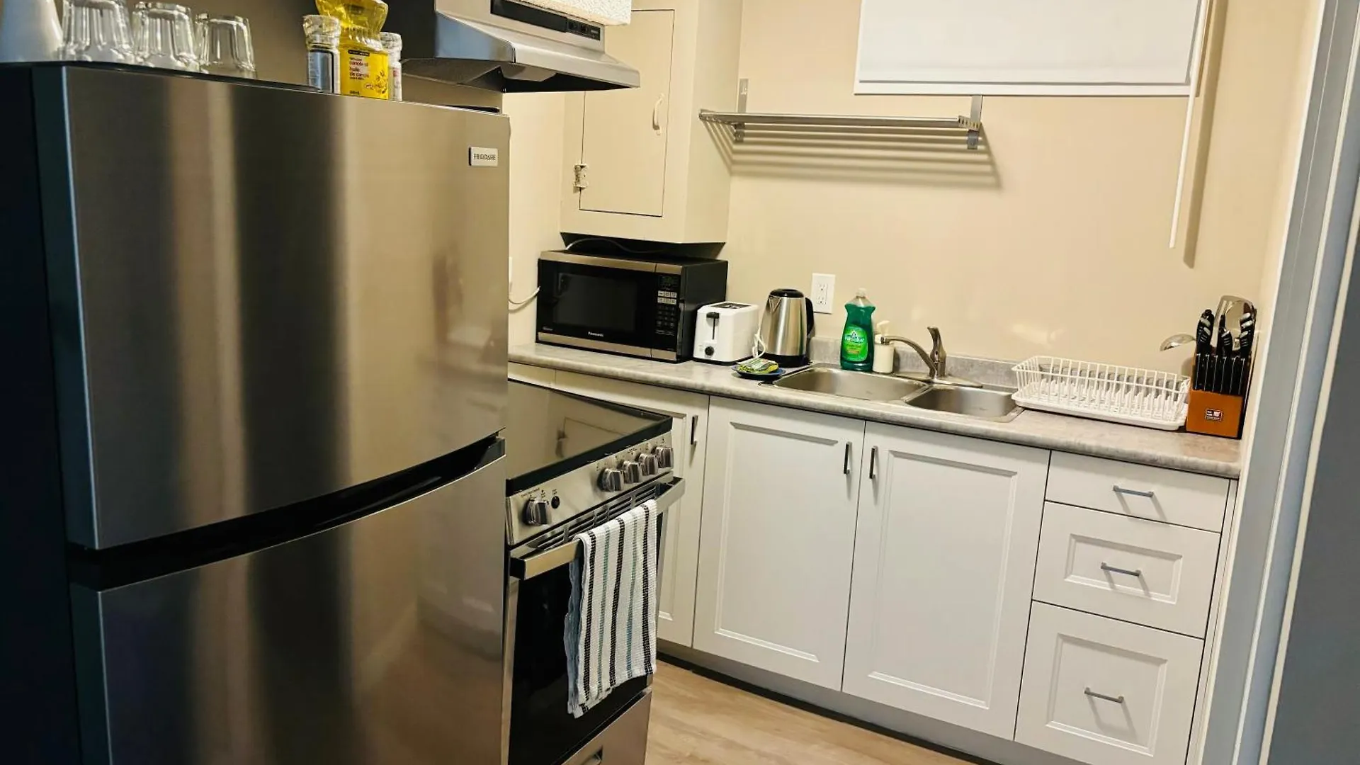 YYC Walkout Basement Suite With Free Street Parking דירה