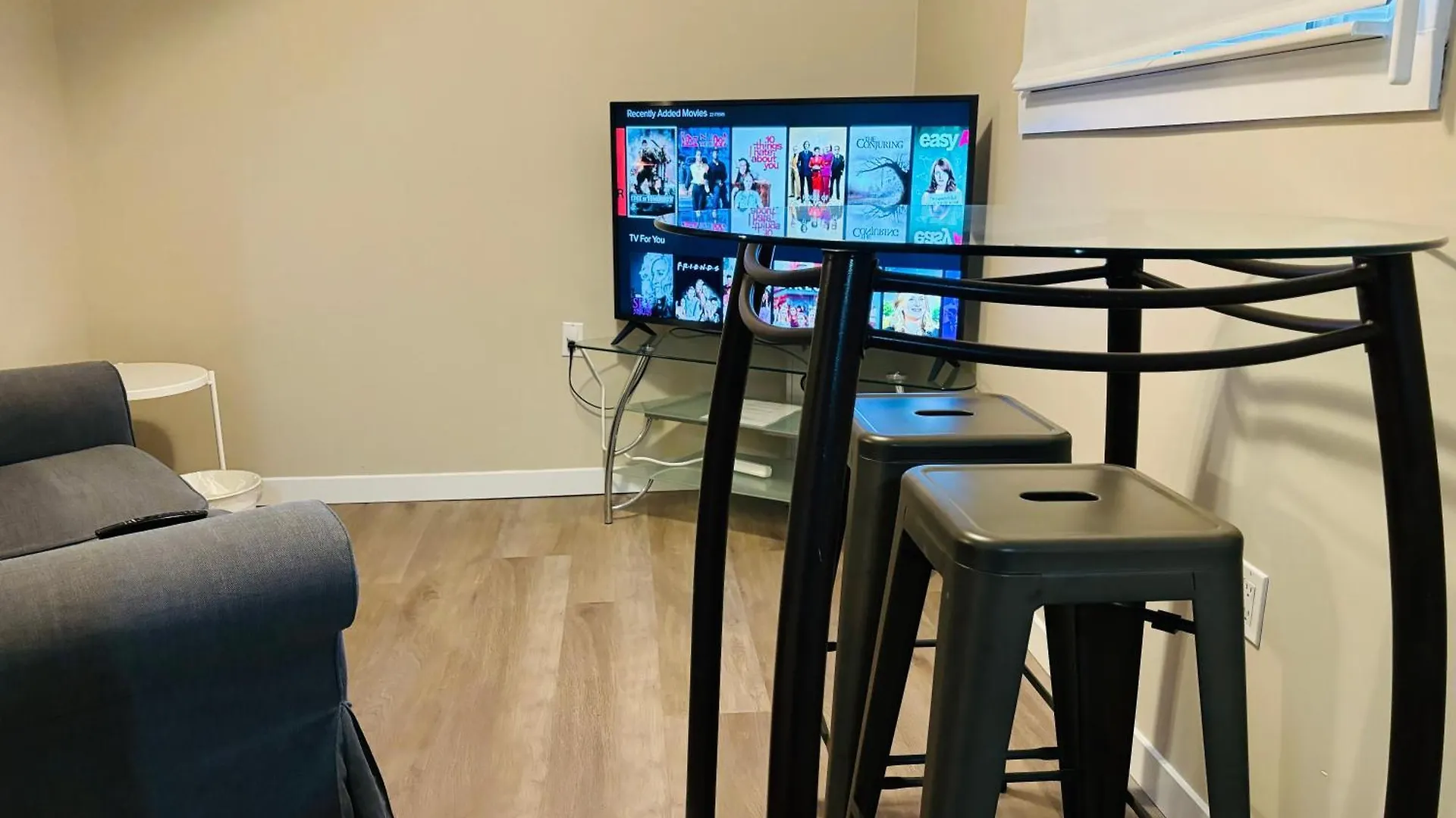 YYC Walkout Basement Suite With Free Street Parking קנדה